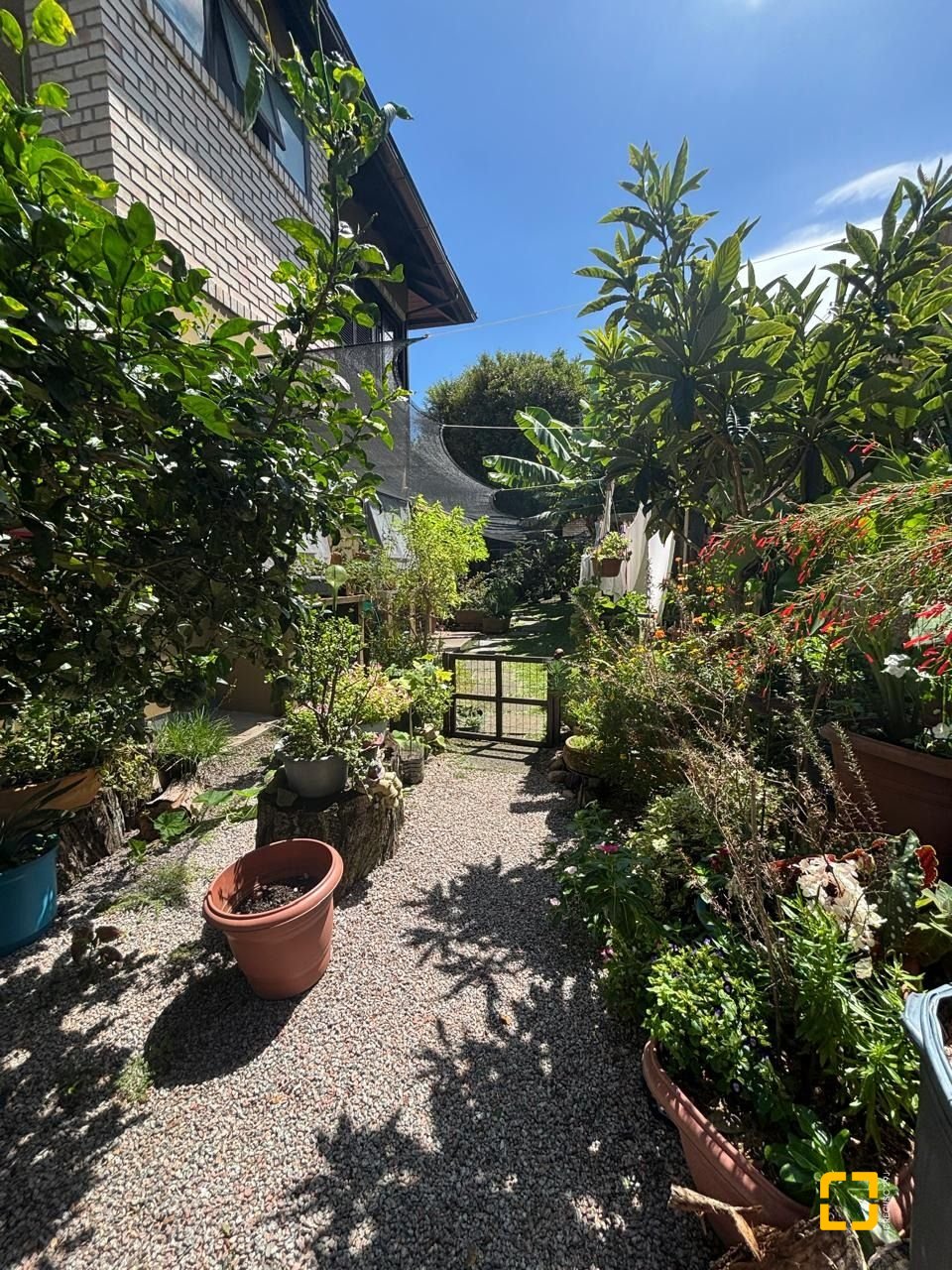 Casa com 228m², 4 quartos (sendo 1 suíte), 2 garagens, no bairro Sambaqui em Florianópolis