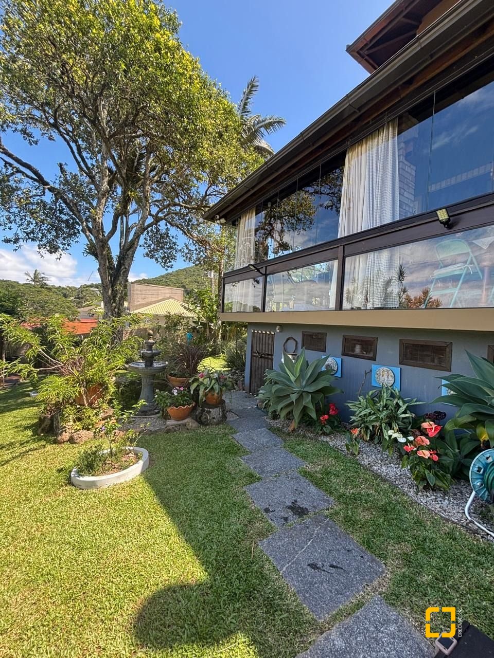 Casa com 228m², 4 quartos (sendo 1 suíte), 2 garagens, no bairro Sambaqui em Florianópolis