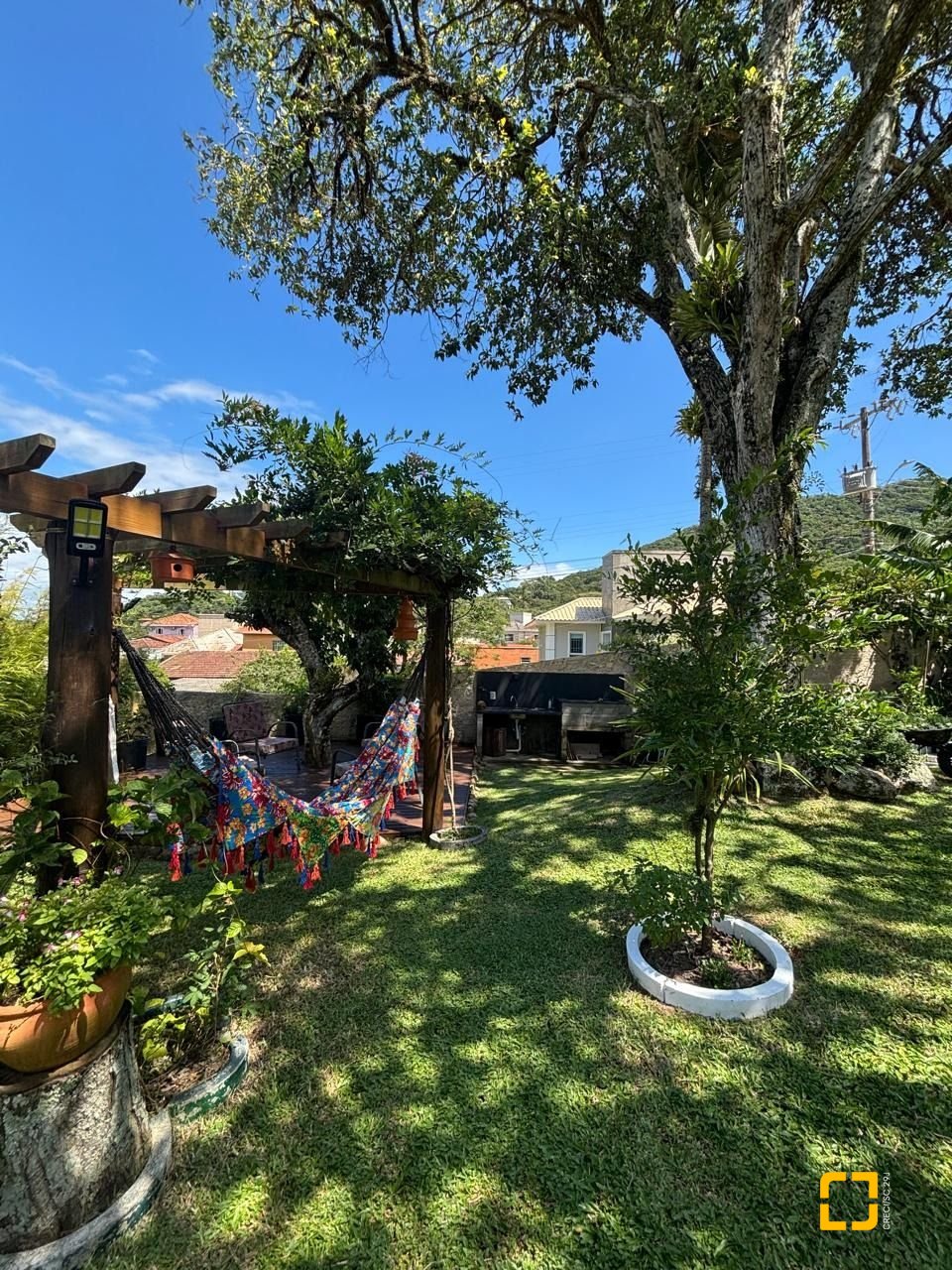 Casa com 228m², 4 quartos (sendo 1 suíte), 2 garagens, no bairro Sambaqui em Florianópolis