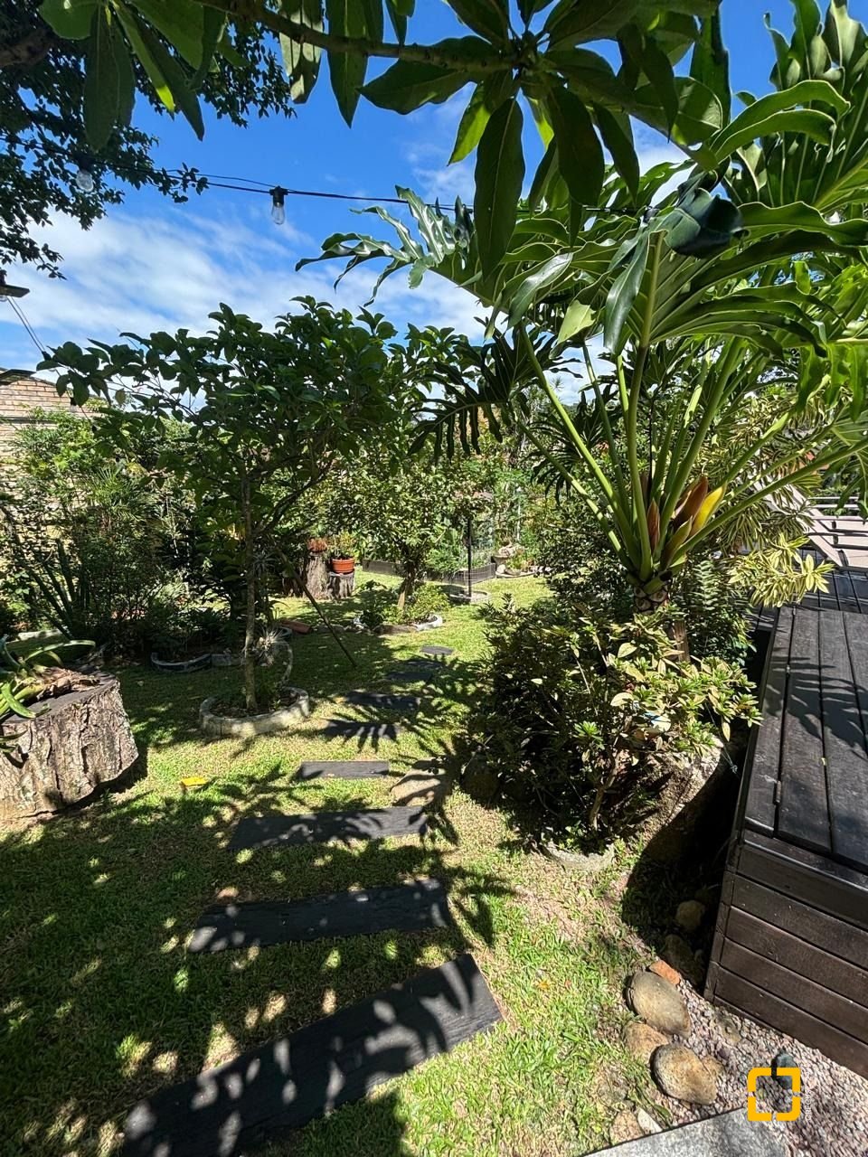 Casa com 228m², 4 quartos (sendo 1 suíte), 2 garagens, no bairro Sambaqui em Florianópolis