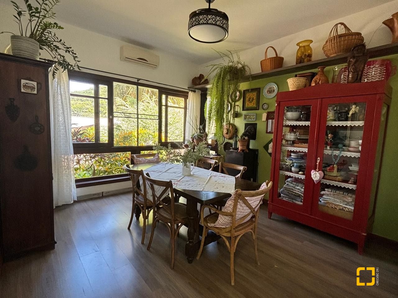 Casa com 228m², 4 quartos (sendo 1 suíte), 2 garagens, no bairro Sambaqui em Florianópolis