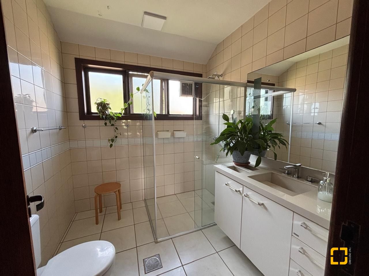 Casa com 228m², 4 quartos (sendo 1 suíte), 2 garagens, no bairro Sambaqui em Florianópolis
