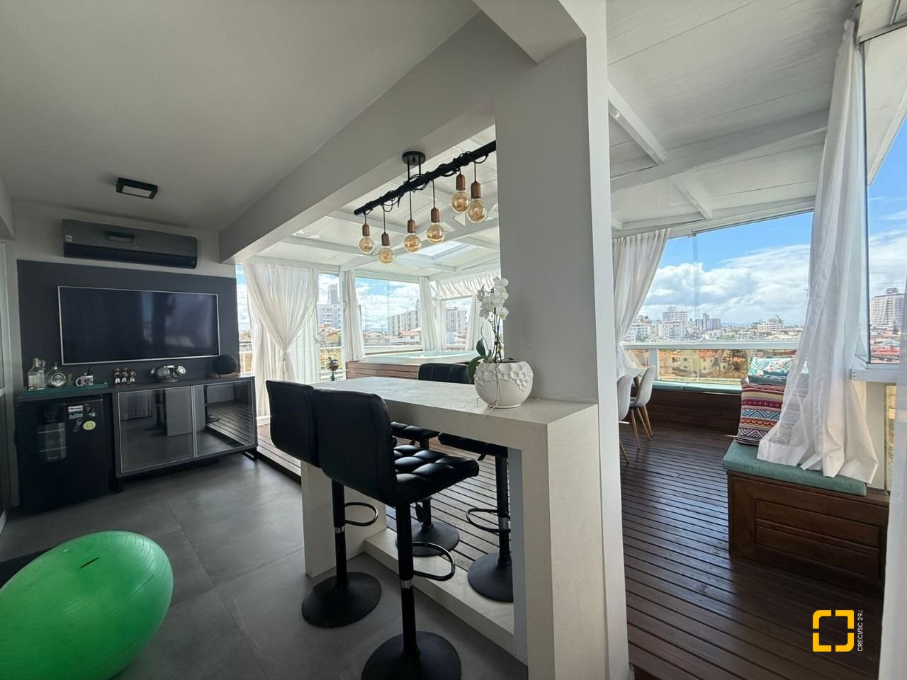 Cobertura com 152m², 5 quartos (sendo 2 suítes), 3 garagens, no bairro Estreito em Florianópolis