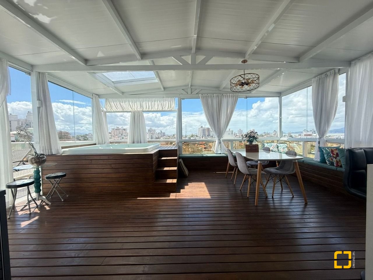 Cobertura com 152m², 5 quartos (sendo 2 suítes), 3 garagens, no bairro Estreito em Florianópolis