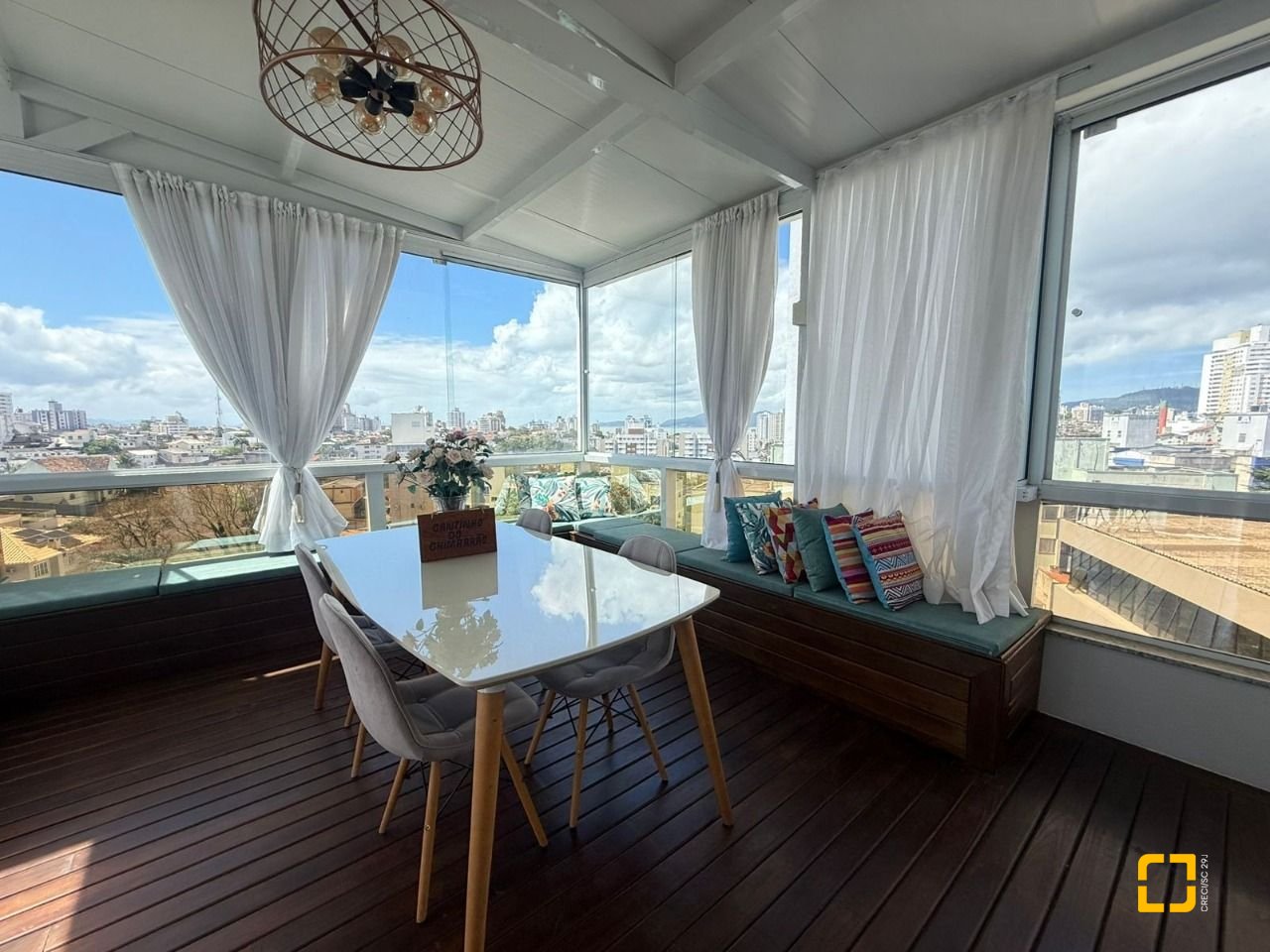 Cobertura com 152m², 5 quartos (sendo 2 suítes), 3 garagens, no bairro Estreito em Florianópolis