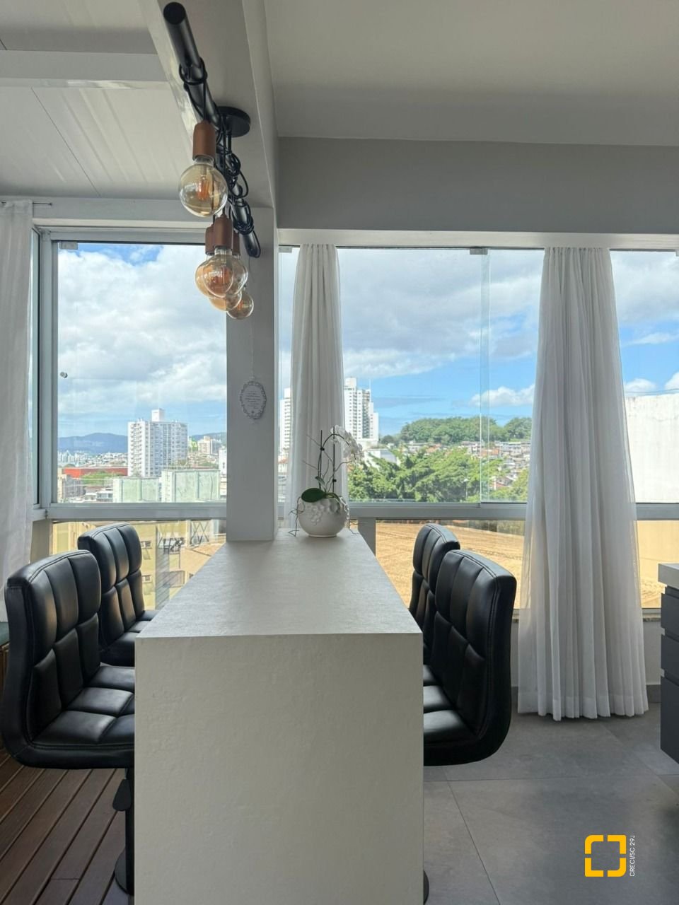 Cobertura com 152m², 5 quartos (sendo 2 suítes), 3 garagens, no bairro Estreito em Florianópolis
