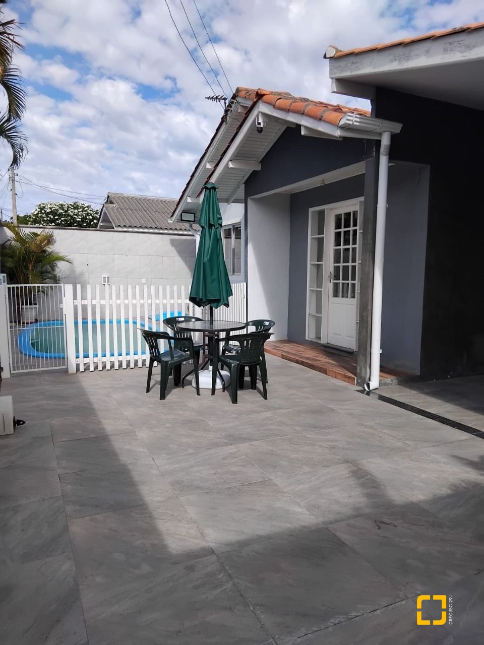 Casa com 130m², 4 quartos (sendo 1 suíte), 2 garagens, no bairro Rio Vermelho em Florianópolis