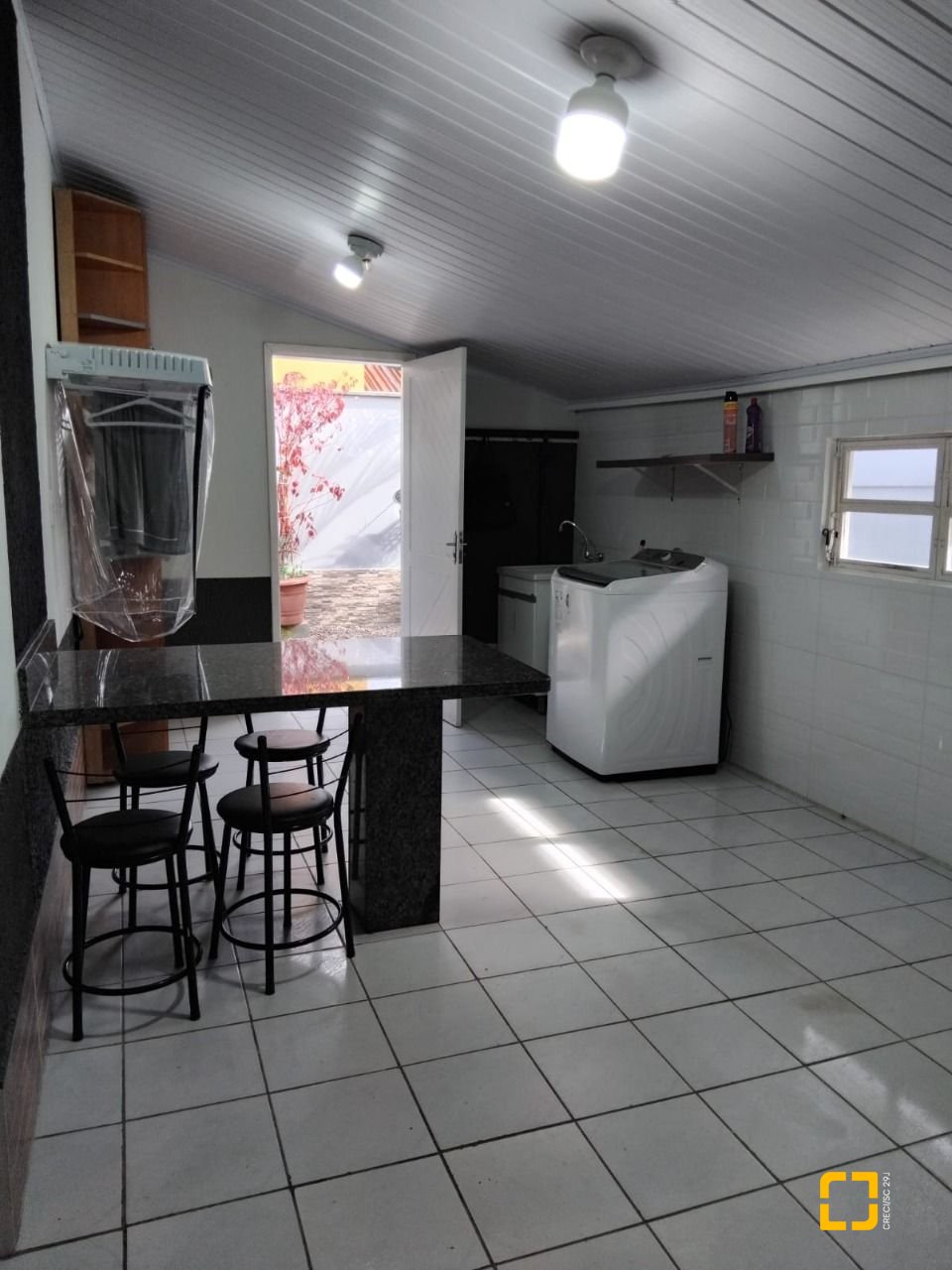 Casa com 130m², 4 quartos (sendo 1 suíte), 2 garagens, no bairro Rio Vermelho em Florianópolis