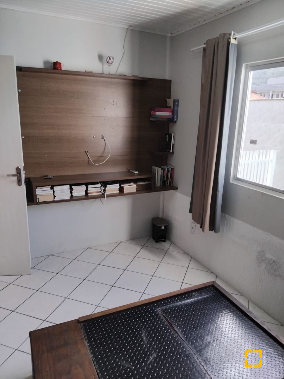 Casa com 130m², 4 quartos (sendo 1 suíte), 2 garagens, no bairro Rio Vermelho em Florianópolis