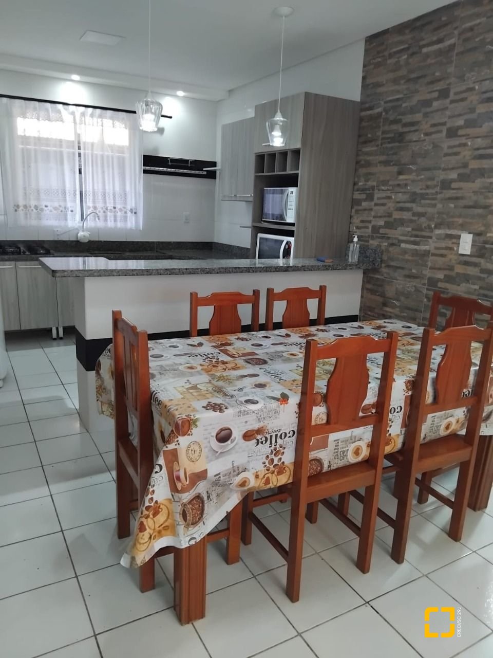 Casa com 130m², 4 quartos (sendo 1 suíte), 2 garagens, no bairro Rio Vermelho em Florianópolis