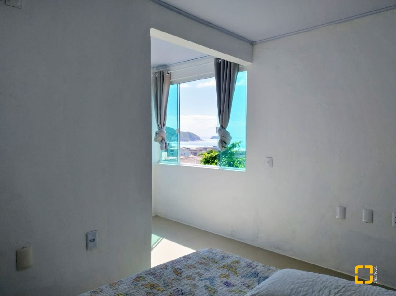 Casa com 330m², 8 quartos (sendo 3 suítes), 2 garagens, no bairro Santinho em Florianópolis