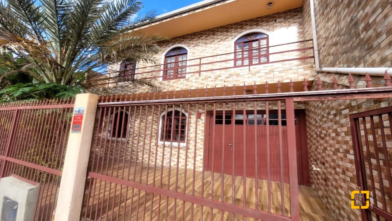 Casa com 136m², 3 quartos (sendo 1 suíte), 2 garagens, no bairro Barreiros em São José