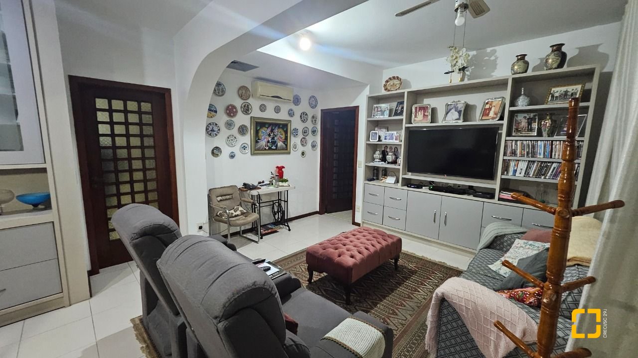 Apartamento com 211m², 5 quartos (sendo 1 suíte), 2 garagens, no bairro Centro em Florianópolis