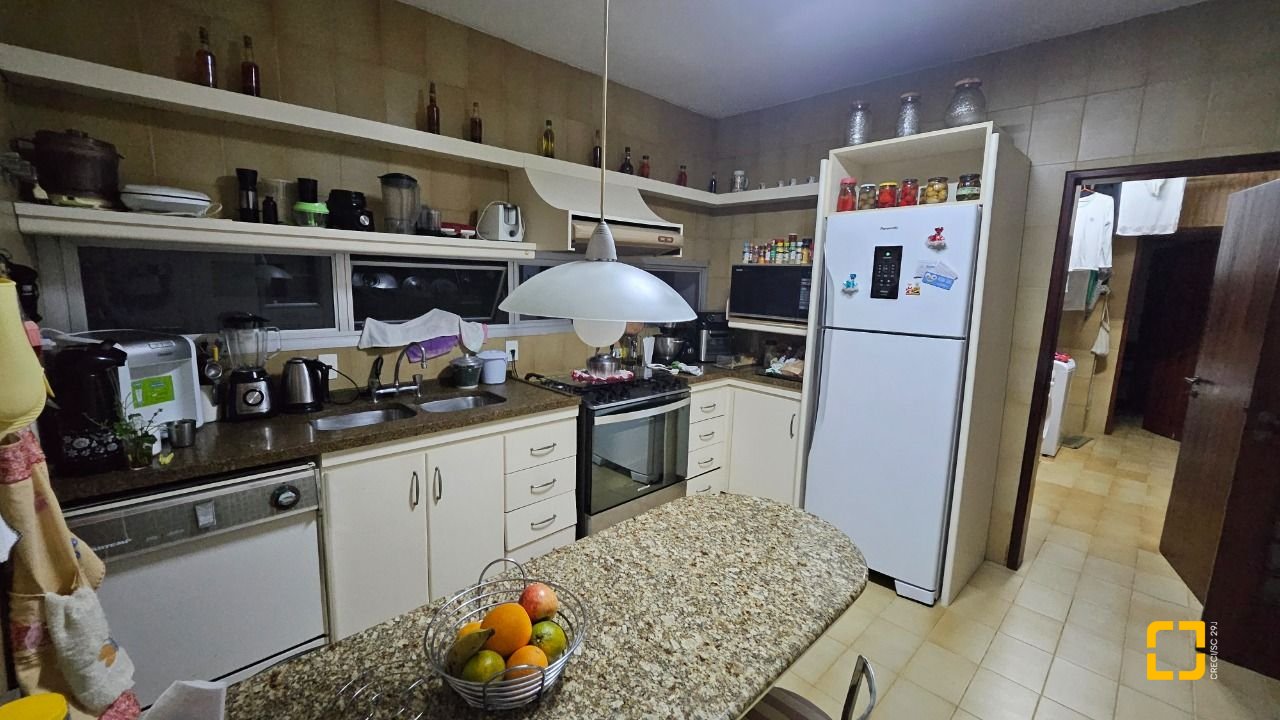 Apartamento com 211m², 5 quartos (sendo 1 suíte), 2 garagens, no bairro Centro em Florianópolis