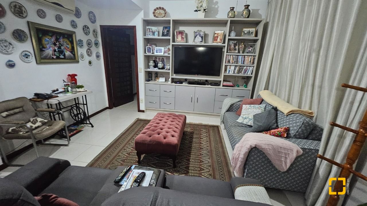 Apartamento com 211m², 5 quartos (sendo 1 suíte), 2 garagens, no bairro Centro em Florianópolis