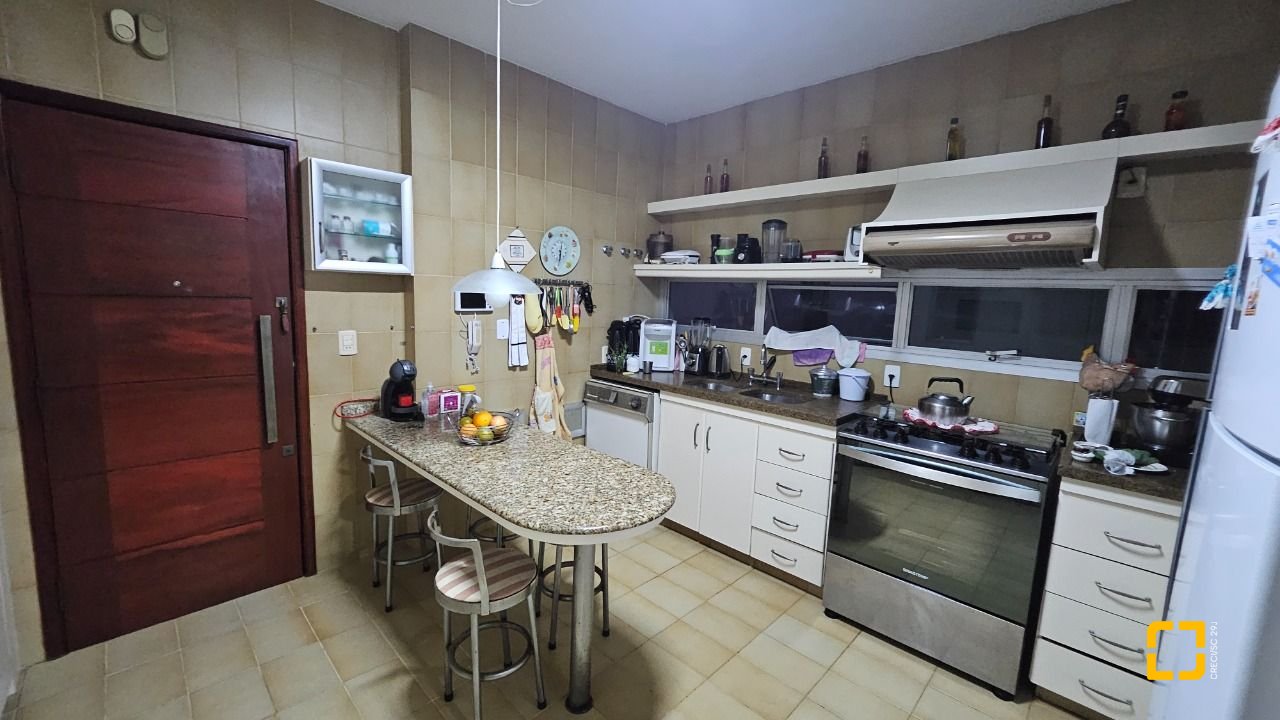 Apartamento com 211m², 5 quartos (sendo 1 suíte), 2 garagens, no bairro Centro em Florianópolis