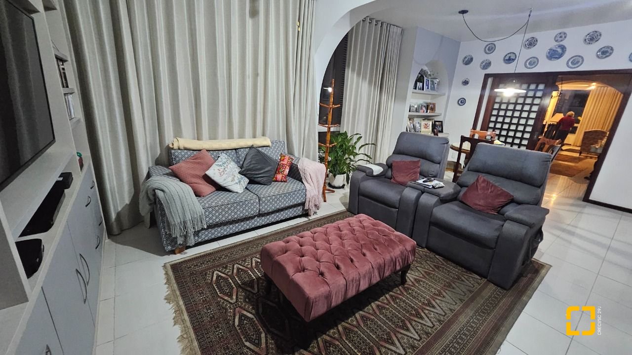 Apartamento com 211m², 5 quartos (sendo 1 suíte), 2 garagens, no bairro Centro em Florianópolis