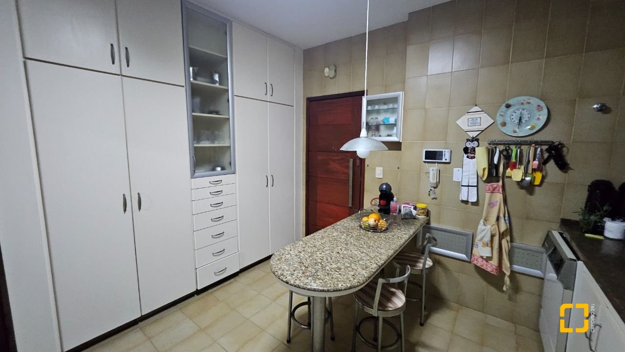 Apartamento com 211m², 5 quartos (sendo 1 suíte), 2 garagens, no bairro Centro em Florianópolis