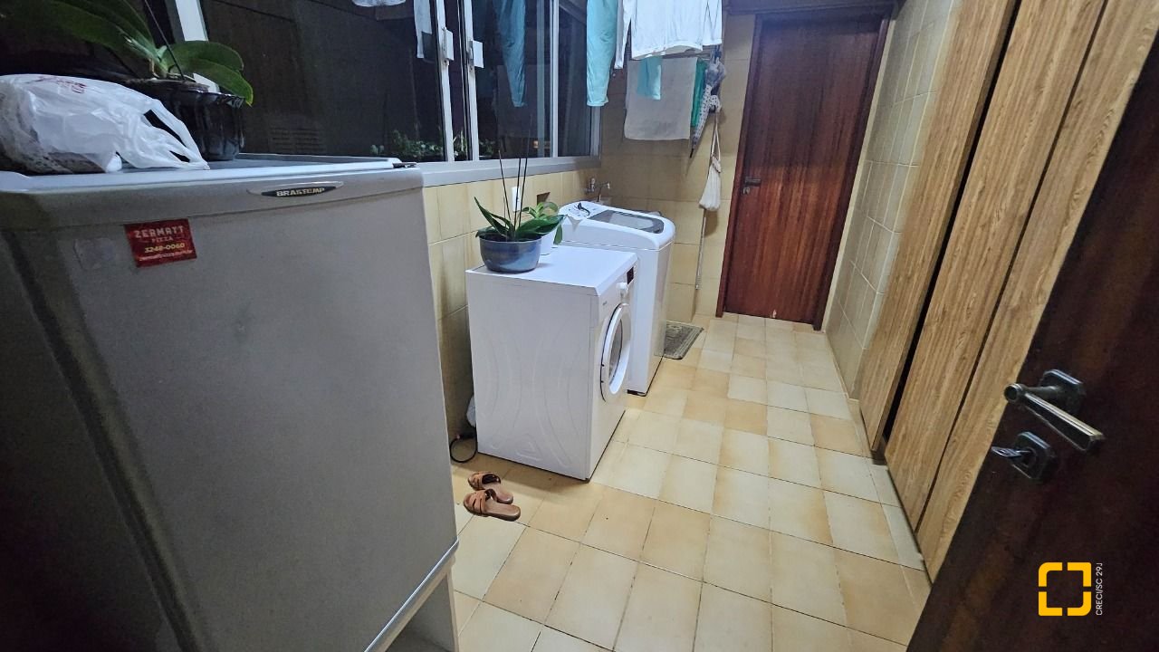 Apartamento com 211m², 5 quartos (sendo 1 suíte), 2 garagens, no bairro Centro em Florianópolis