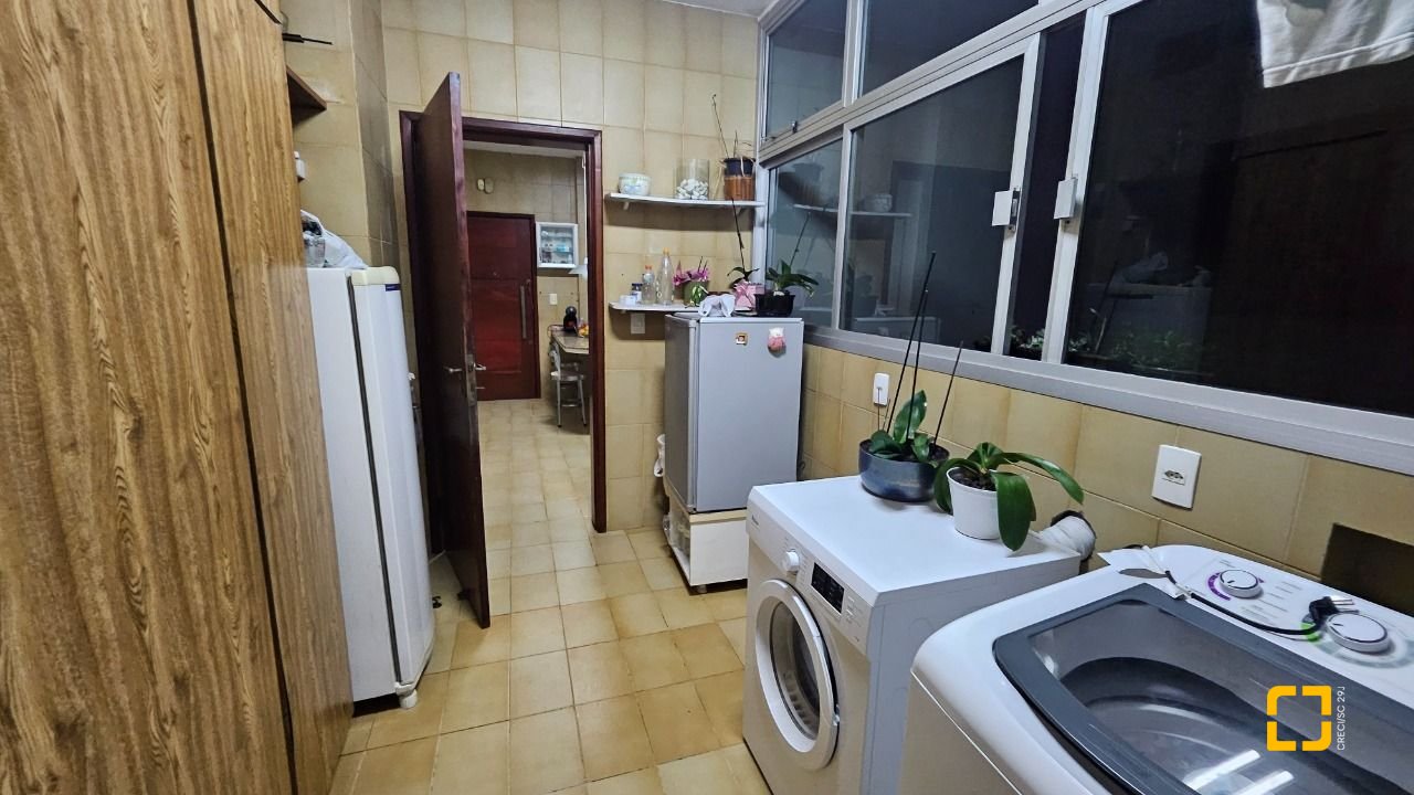 Apartamento com 211m², 5 quartos (sendo 1 suíte), 2 garagens, no bairro Centro em Florianópolis