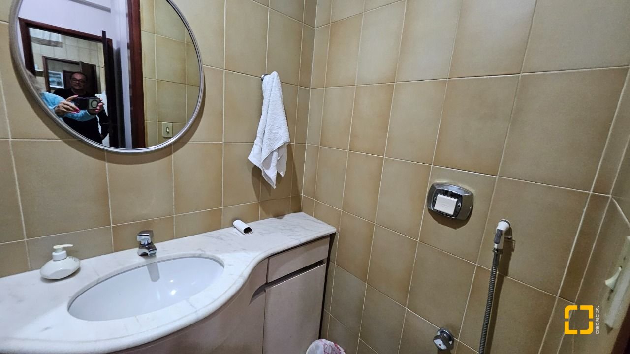 Apartamento com 211m², 5 quartos (sendo 1 suíte), 2 garagens, no bairro Centro em Florianópolis