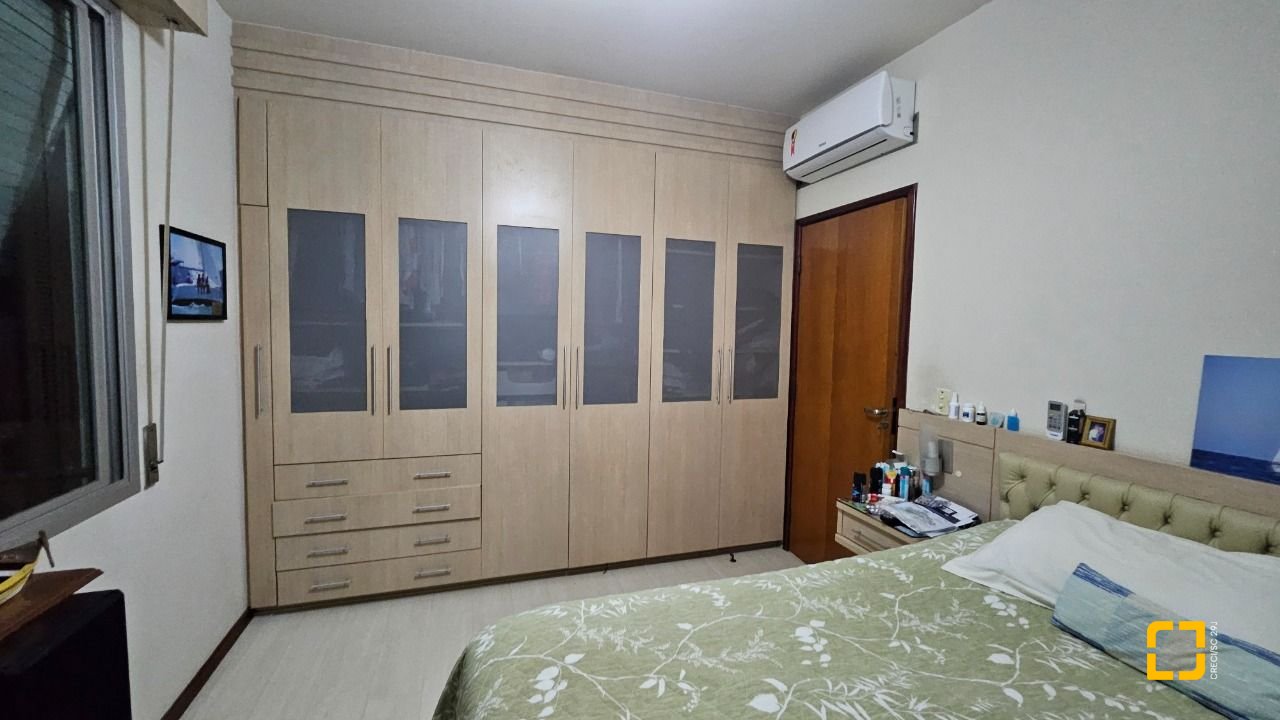 Apartamento com 211m², 5 quartos (sendo 1 suíte), 2 garagens, no bairro Centro em Florianópolis