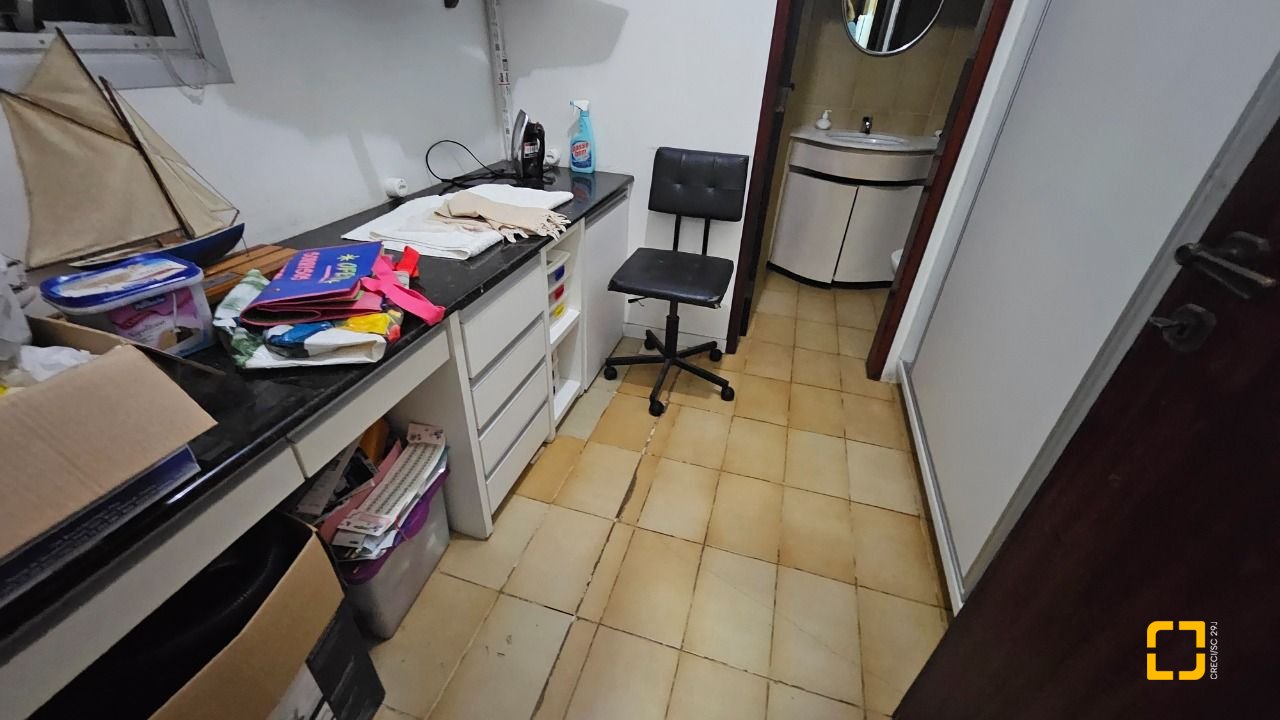 Apartamento com 211m², 5 quartos (sendo 1 suíte), 2 garagens, no bairro Centro em Florianópolis