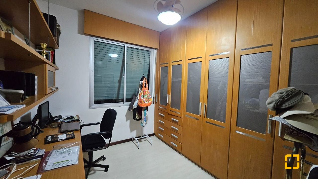 Apartamento com 211m², 5 quartos (sendo 1 suíte), 2 garagens, no bairro Centro em Florianópolis