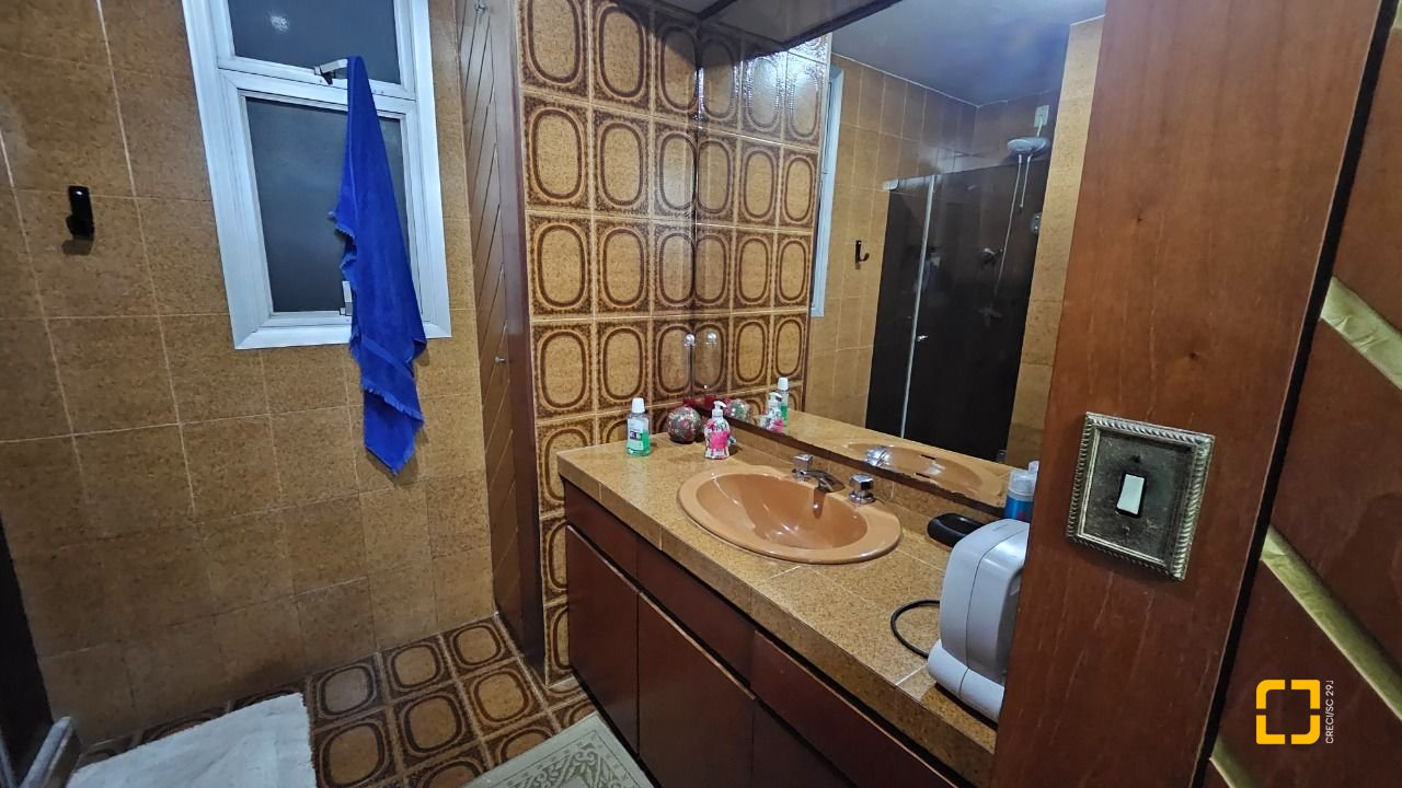 Apartamento com 211m², 5 quartos (sendo 1 suíte), 2 garagens, no bairro Centro em Florianópolis