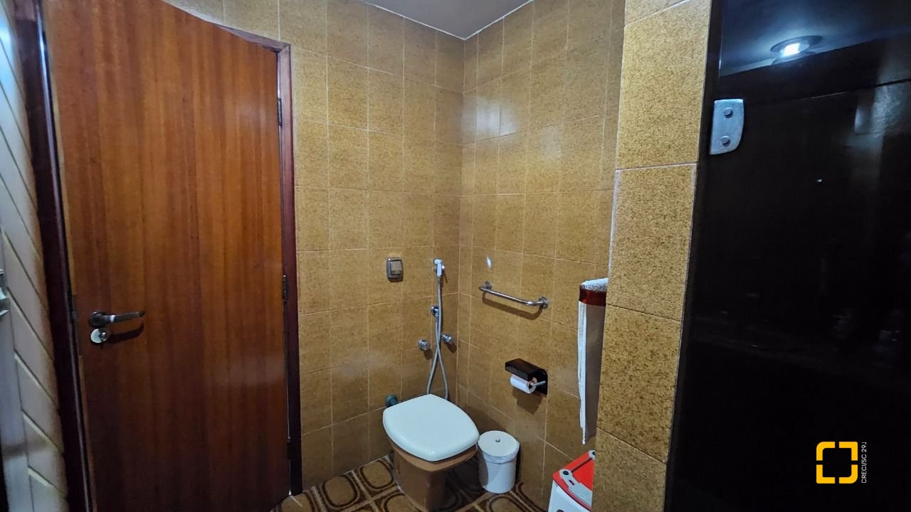 Apartamento com 211m², 5 quartos (sendo 1 suíte), 2 garagens, no bairro Centro em Florianópolis