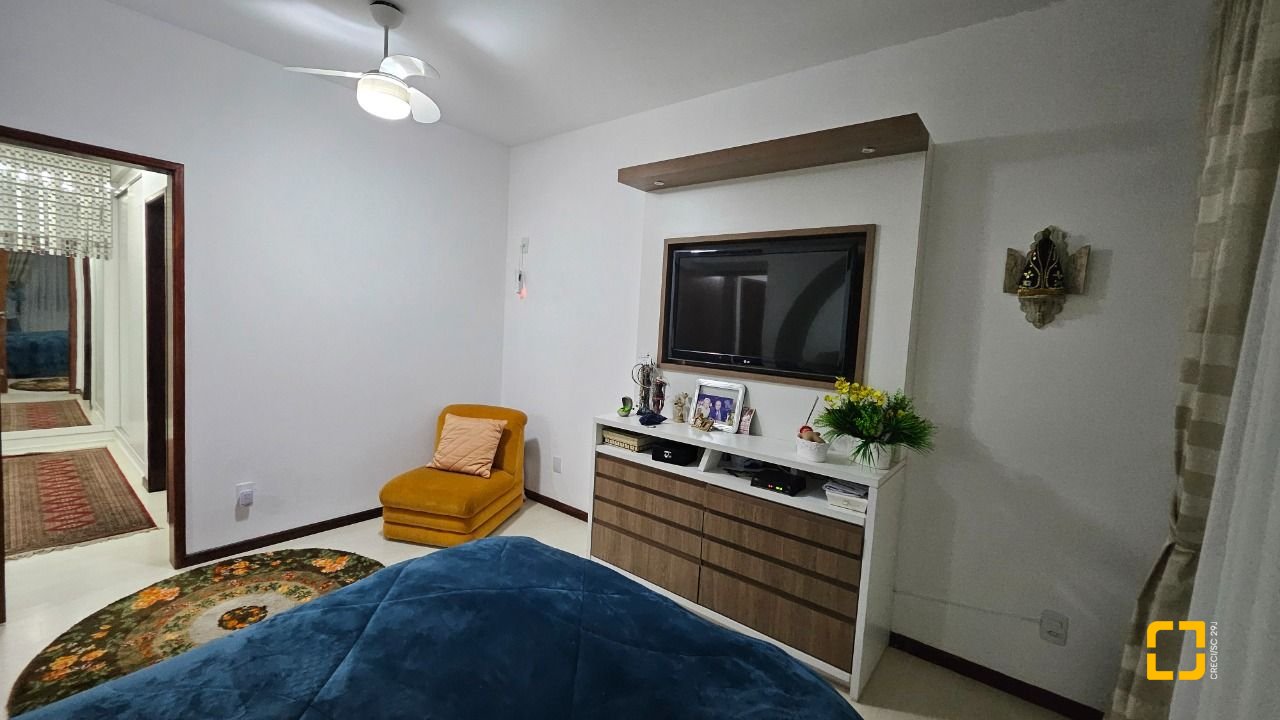 Apartamento com 211m², 5 quartos (sendo 1 suíte), 2 garagens, no bairro Centro em Florianópolis