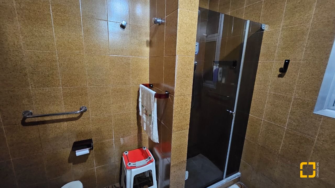 Apartamento com 211m², 5 quartos (sendo 1 suíte), 2 garagens, no bairro Centro em Florianópolis