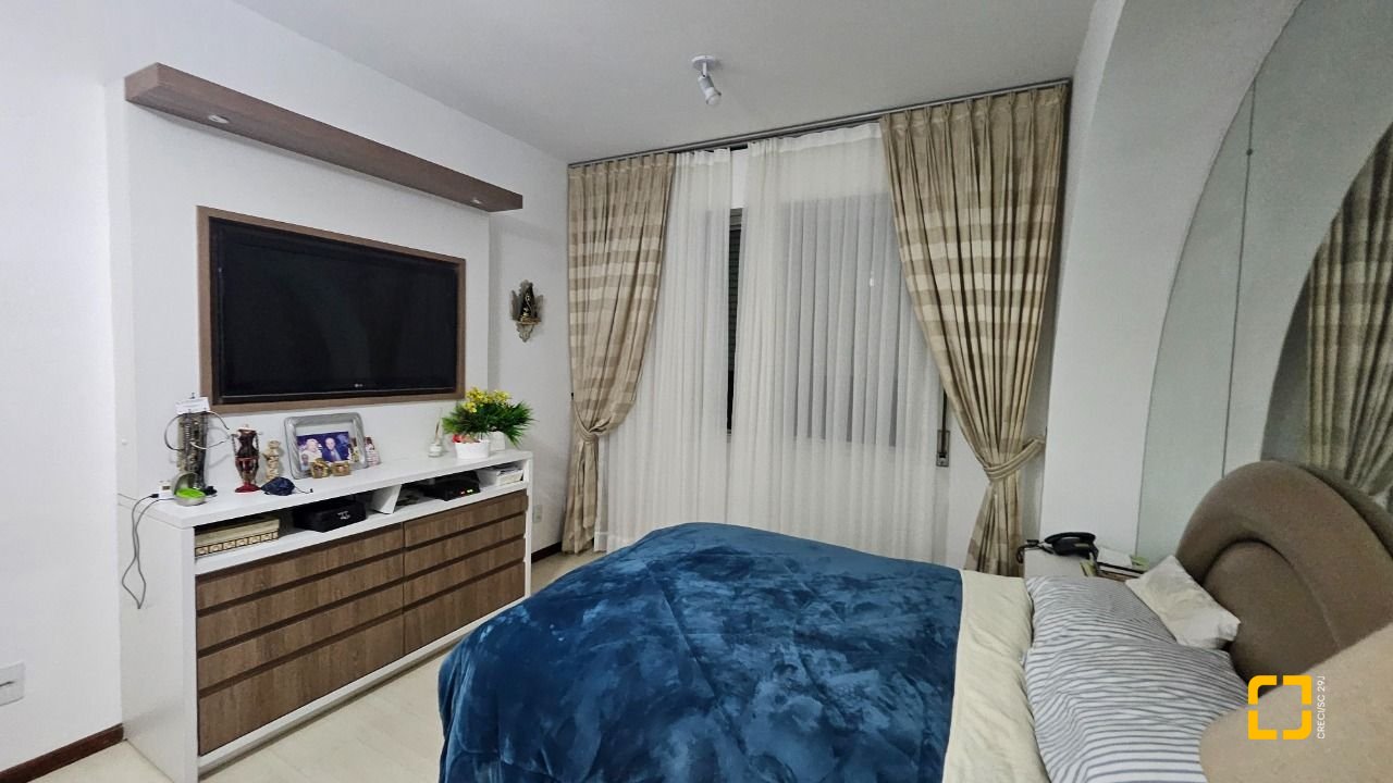 Apartamento com 211m², 5 quartos (sendo 1 suíte), 2 garagens, no bairro Centro em Florianópolis