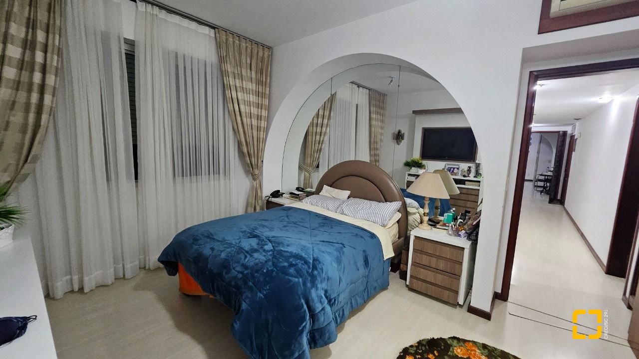 Apartamento com 211m², 5 quartos (sendo 1 suíte), 2 garagens, no bairro Centro em Florianópolis