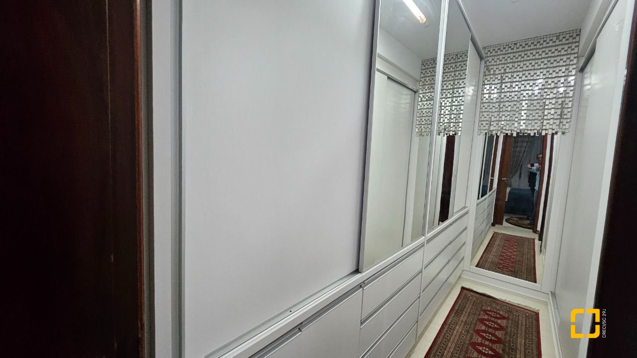 Apartamento com 211m², 5 quartos (sendo 1 suíte), 2 garagens, no bairro Centro em Florianópolis