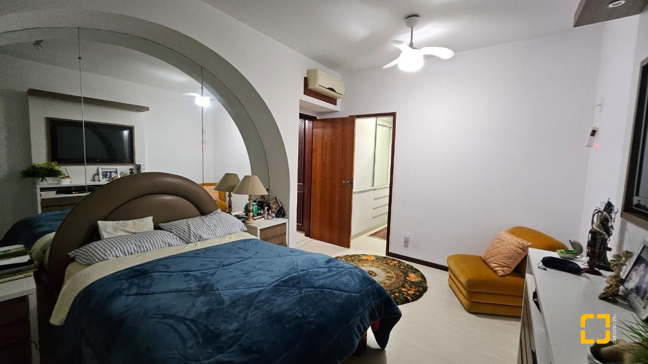 Apartamento com 211m², 5 quartos (sendo 1 suíte), 2 garagens, no bairro Centro em Florianópolis