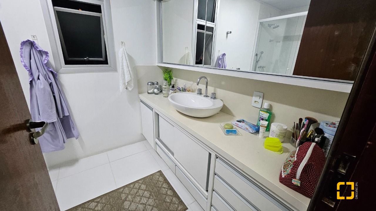 Apartamento com 211m², 5 quartos (sendo 1 suíte), 2 garagens, no bairro Centro em Florianópolis