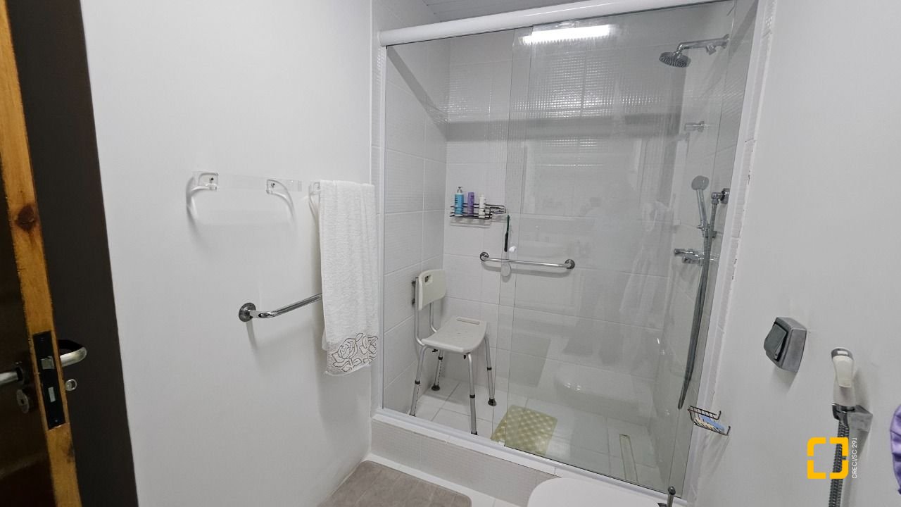 Apartamento com 211m², 5 quartos (sendo 1 suíte), 2 garagens, no bairro Centro em Florianópolis