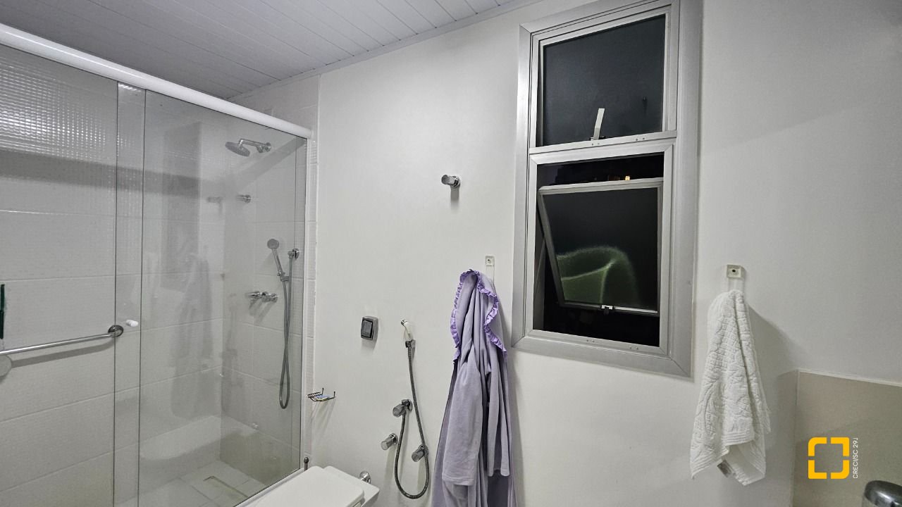 Apartamento com 211m², 5 quartos (sendo 1 suíte), 2 garagens, no bairro Centro em Florianópolis