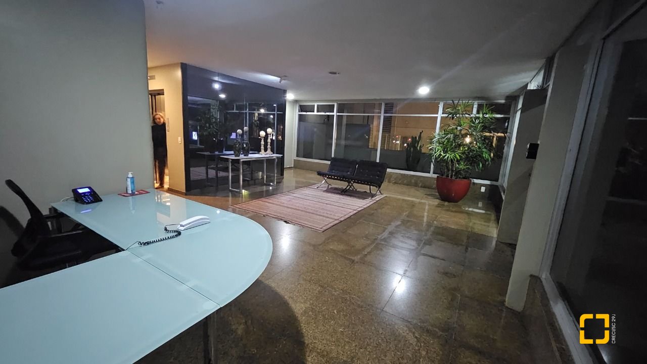 Apartamento com 211m², 5 quartos (sendo 1 suíte), 2 garagens, no bairro Centro em Florianópolis