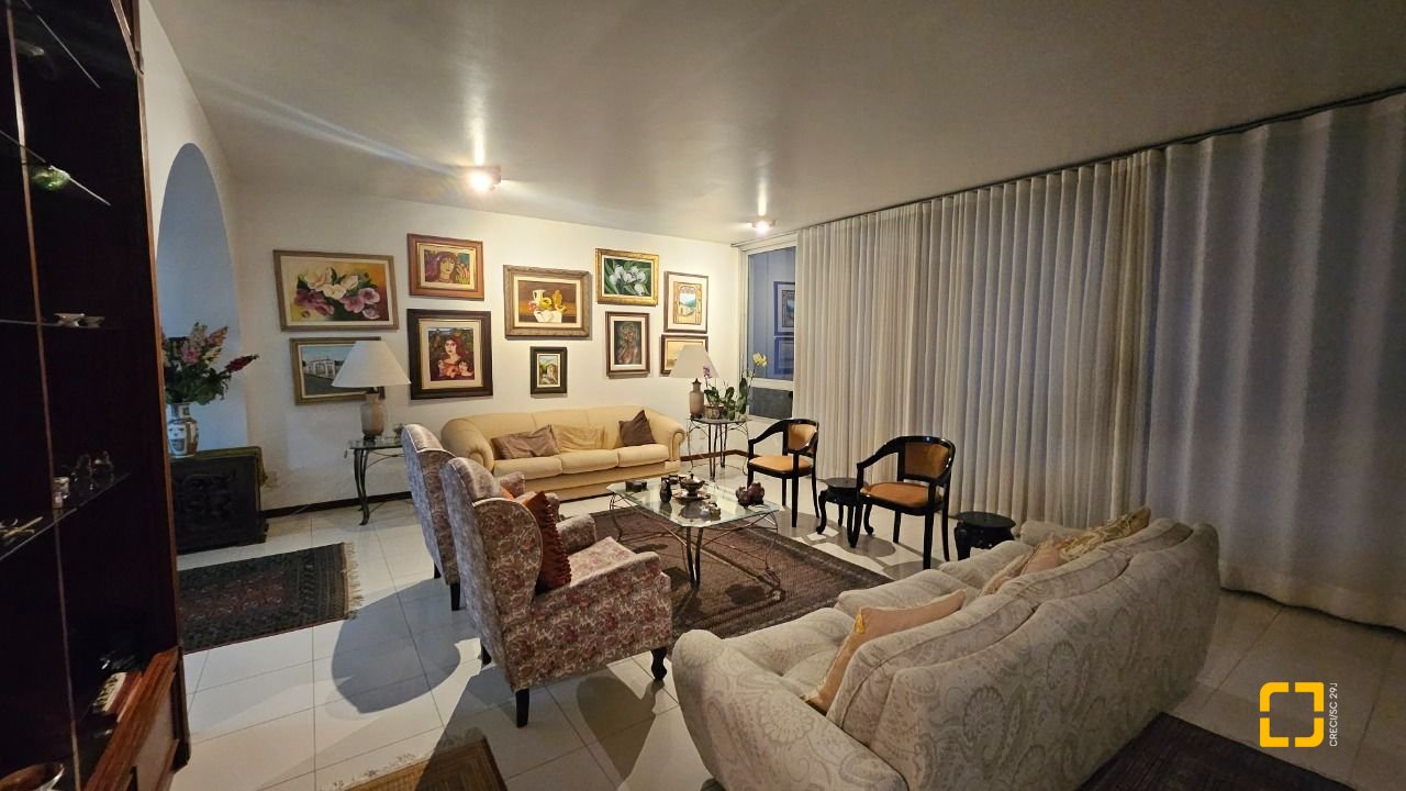 Apartamento com 211m², 5 quartos (sendo 1 suíte), 2 garagens, no bairro Centro em Florianópolis