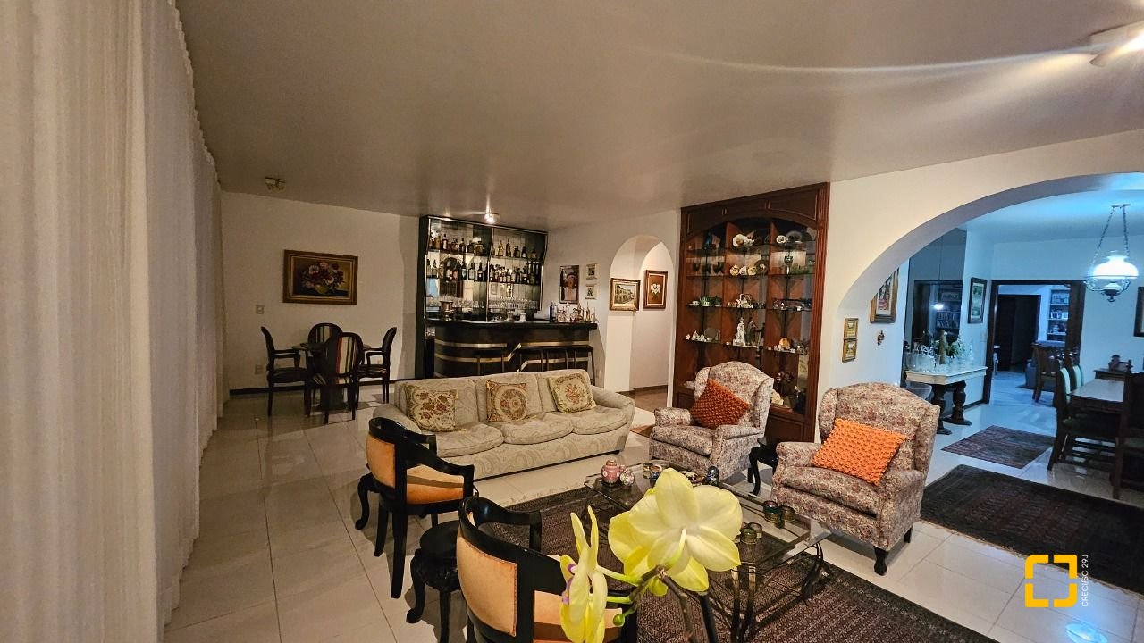 Apartamento com 211m², 5 quartos (sendo 1 suíte), 2 garagens, no bairro Centro em Florianópolis