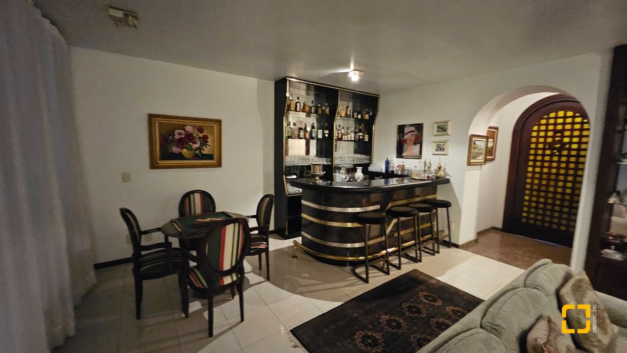 Apartamento com 211m², 5 quartos (sendo 1 suíte), 2 garagens, no bairro Centro em Florianópolis