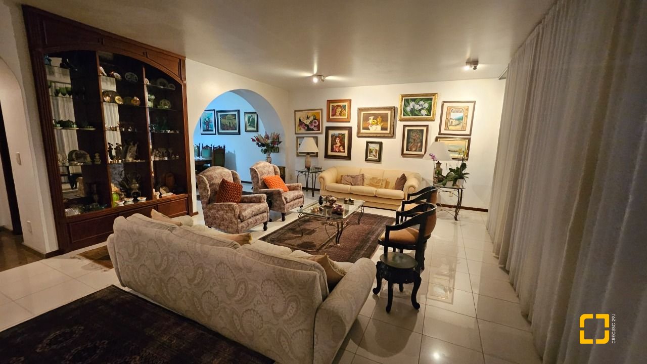 Apartamento com 211m², 5 quartos (sendo 1 suíte), 2 garagens, no bairro Centro em Florianópolis
