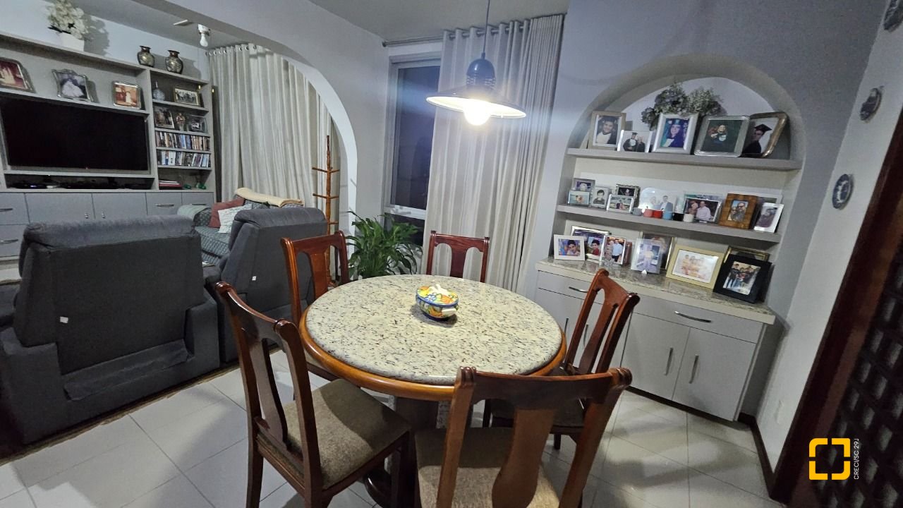 Apartamento com 211m², 5 quartos (sendo 1 suíte), 2 garagens, no bairro Centro em Florianópolis