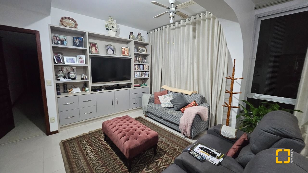 Apartamento com 211m², 5 quartos (sendo 1 suíte), 2 garagens, no bairro Centro em Florianópolis