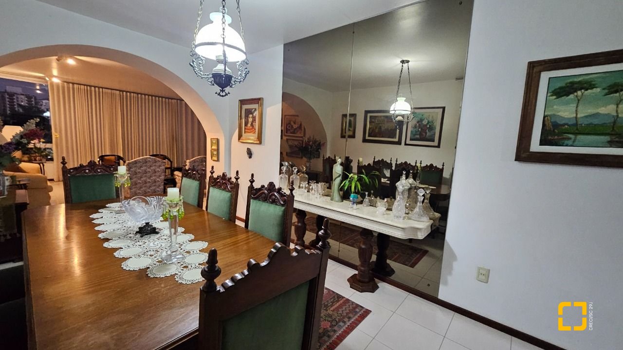 Apartamento com 211m², 5 quartos (sendo 1 suíte), 2 garagens, no bairro Centro em Florianópolis