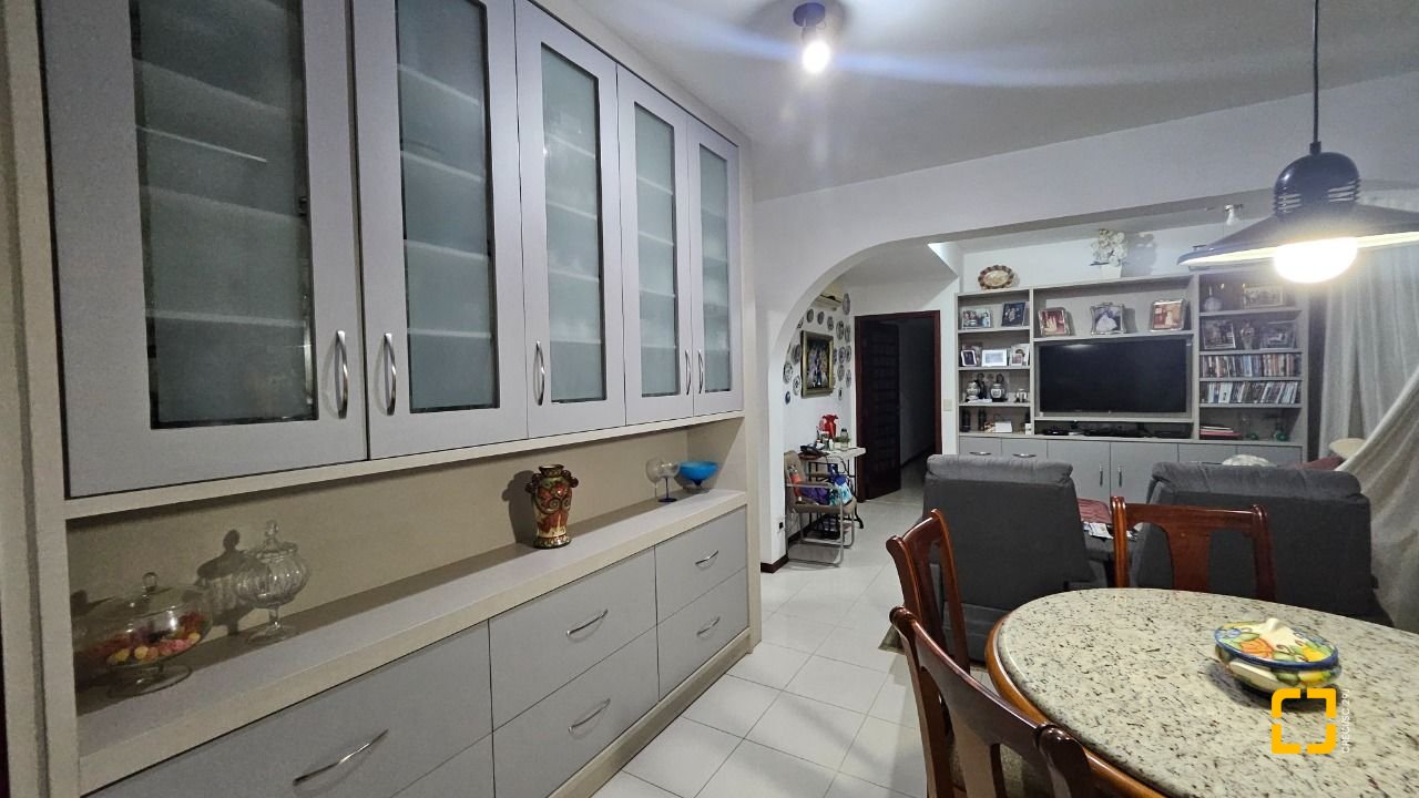 Apartamento com 211m², 5 quartos (sendo 1 suíte), 2 garagens, no bairro Centro em Florianópolis