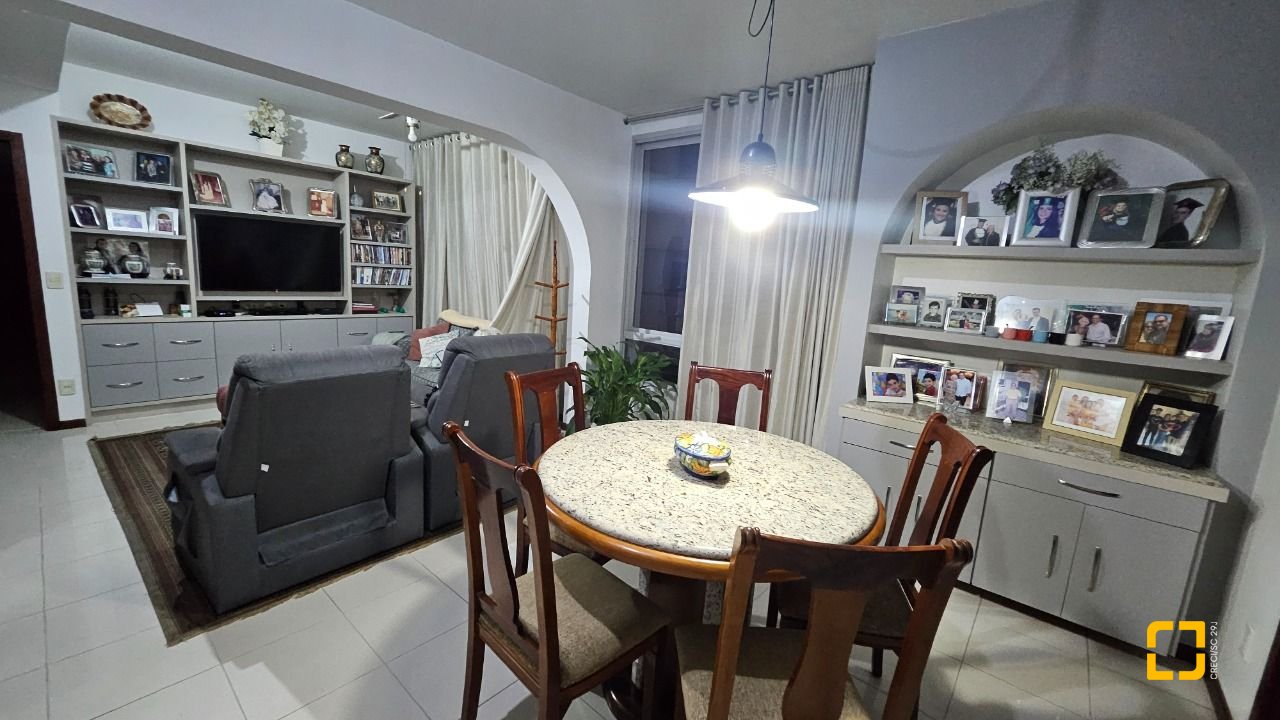 Apartamento com 211m², 5 quartos (sendo 1 suíte), 2 garagens, no bairro Centro em Florianópolis