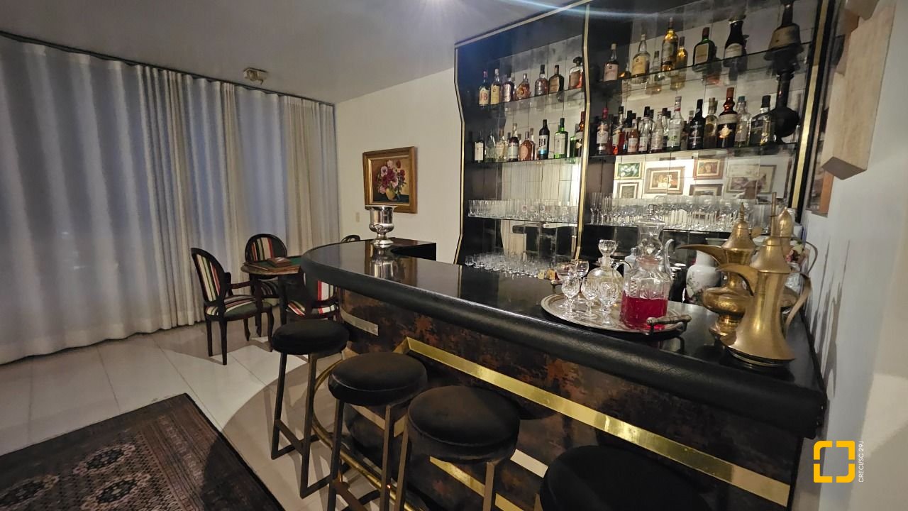 Apartamento com 211m², 5 quartos (sendo 1 suíte), 2 garagens, no bairro Centro em Florianópolis